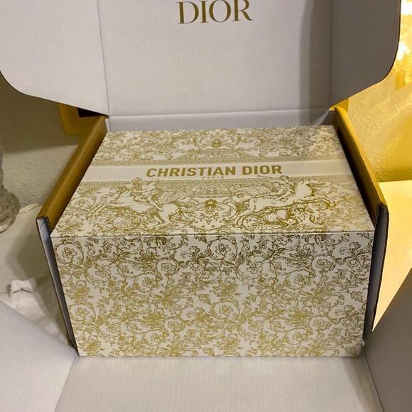 DIOR Holiday Gift Box - Picture 6 of 15